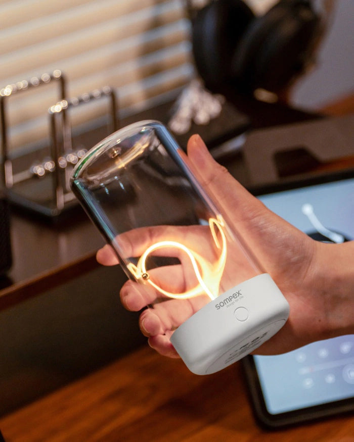 PULSE Tischleuchte Weiß - Detailansicht des schwebenden LED-Filaments mit Magnethalterung - shinypresents.de