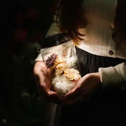 Sonnenglas 250 ml im Einsatz - Solarbetriebene Laterne für Garten und Balkon | shinypresents.de