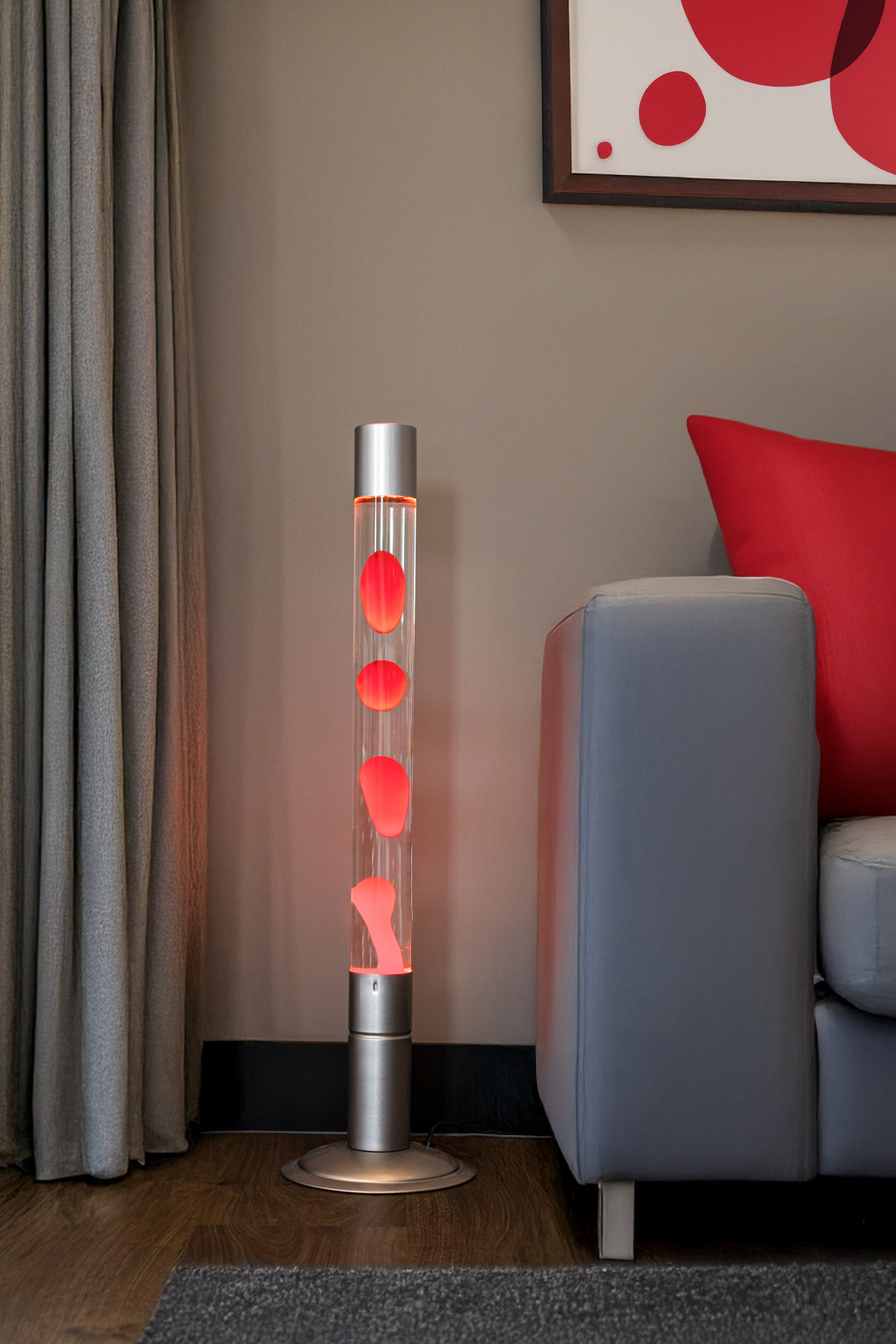Bild 3: FISURA Lavalampe XXL Mattsilber 75 cm im Wohnraum – monumentale Retro-Stehlampe als Raumakzent | shinypresents.de
