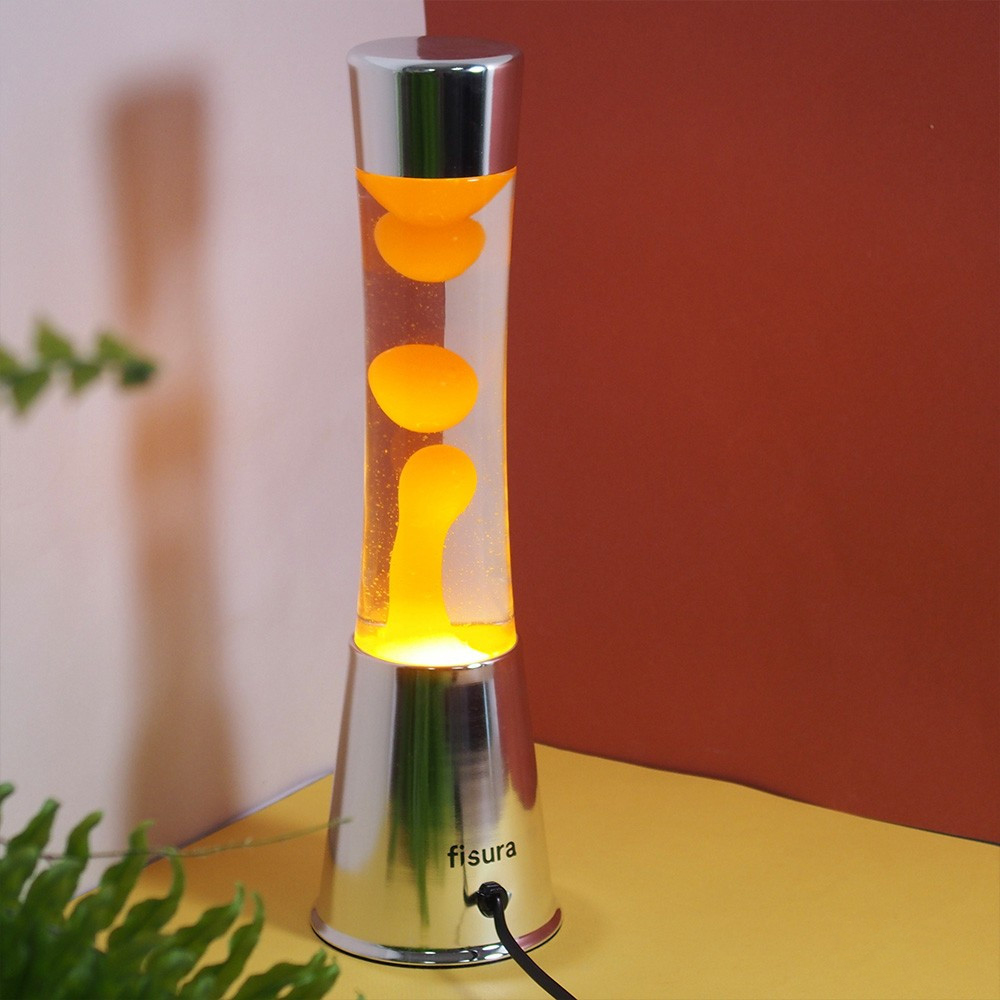 Bild 2: FISURA Lavalampe Tower Chrom Feuerorange 41 cm im Wohnraum – Retro Space-Age Raumakzent | shinypresents.de
