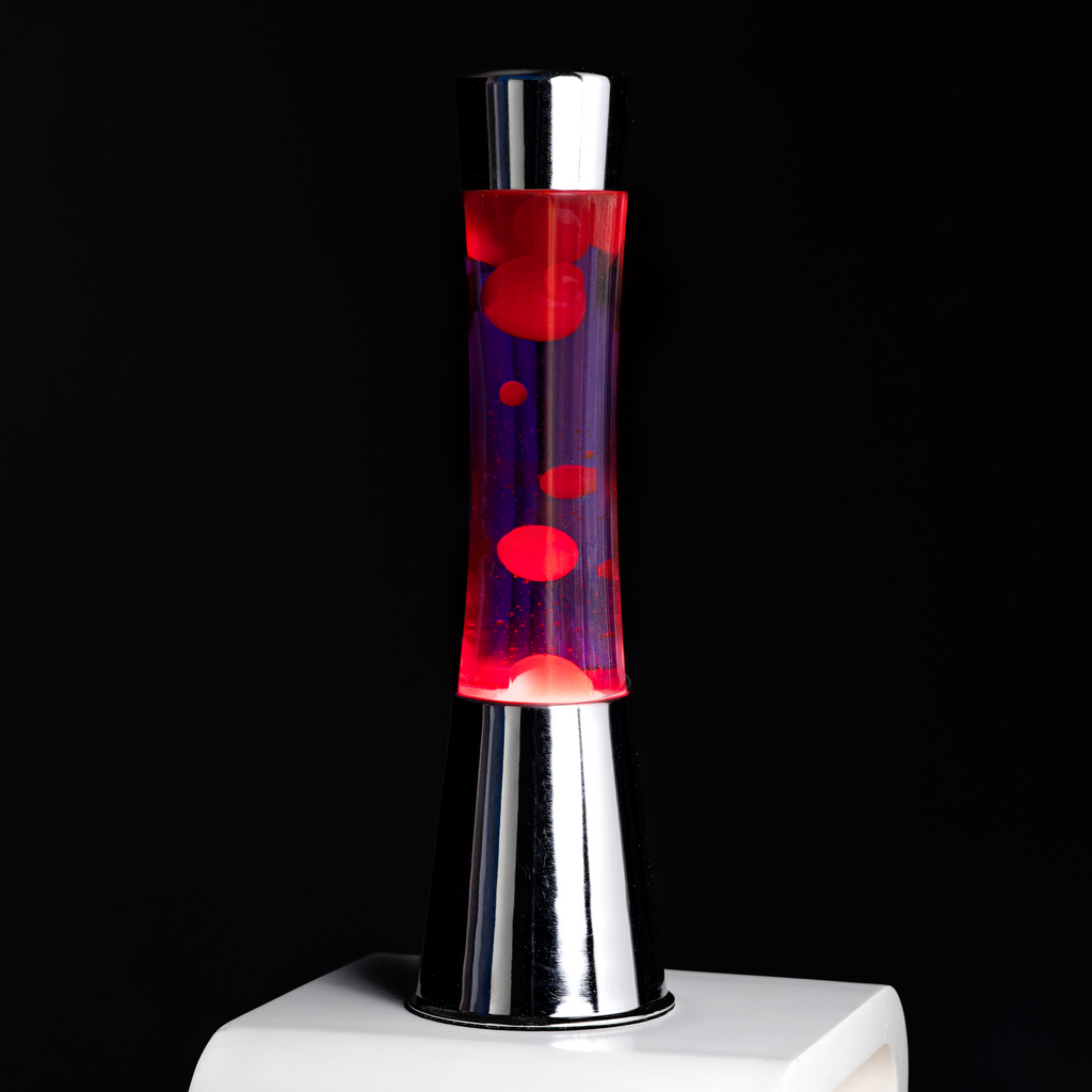 Bild 2: FISURA Lavalampe Tower Chrom 41 cm – Detailansicht dunkel, mystisches Lila-Rot Farbspiel | shinypresents.de
