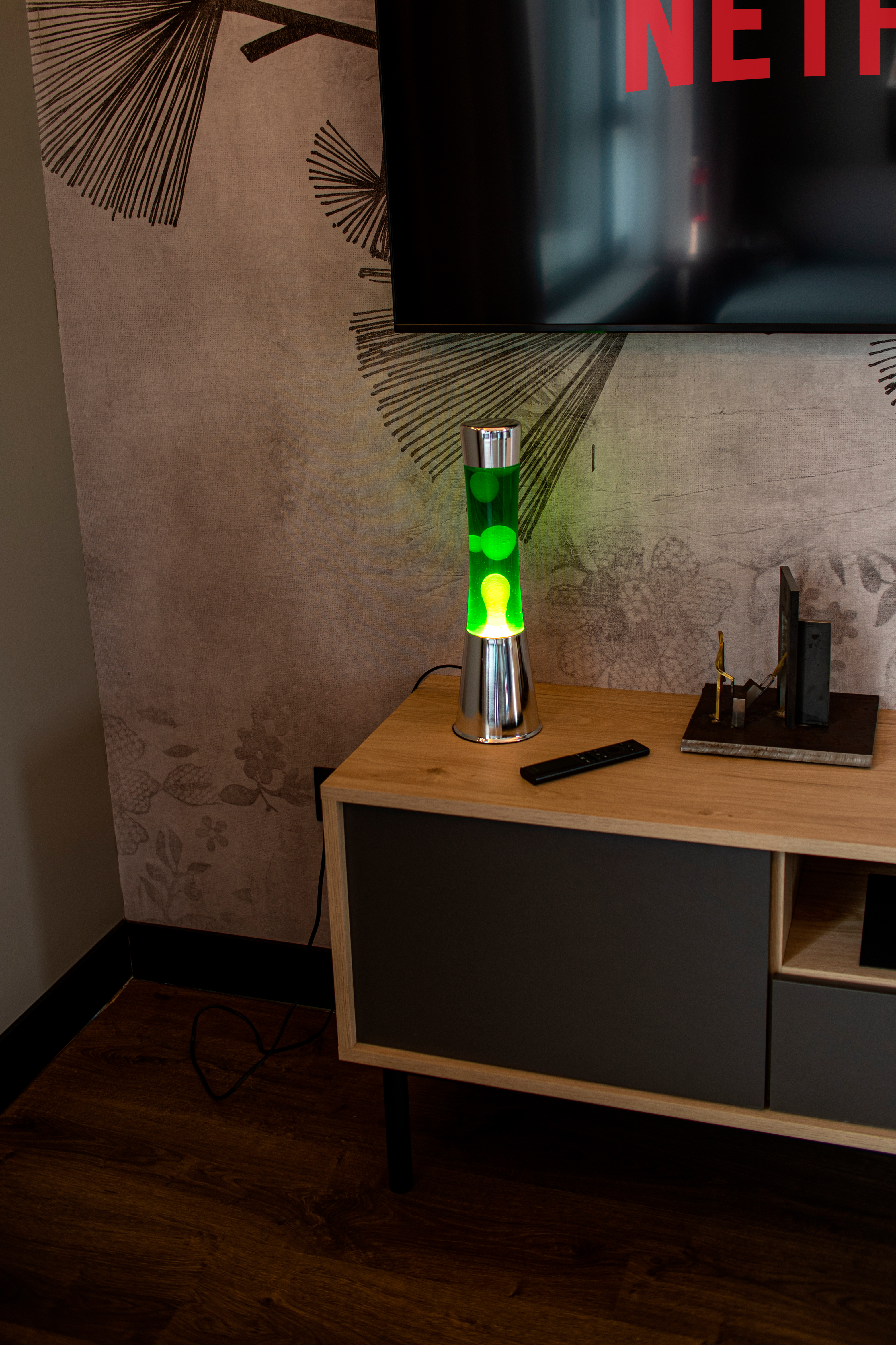 Bild 3: FISURA Lavalampe Tower Chrom Grün Gelb 41 cm im Wohnraum – Retro Futurismus als Raumakzent | shinypresents.de
