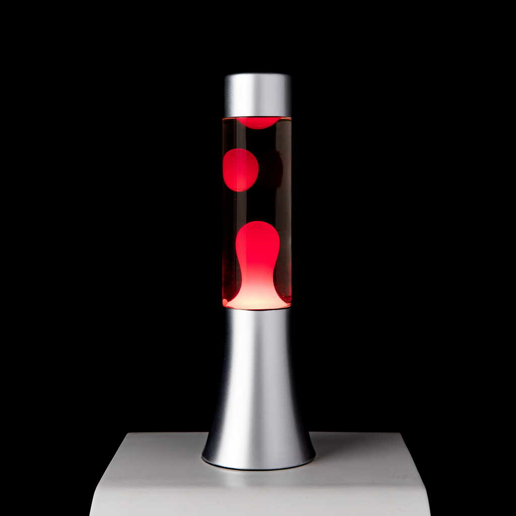 Bild 2: FISURA Lavalampe Mini Silber 30 cm – Detailansicht dunkel, hypnotisches Rot-Farbspiel | shinypresents.de

