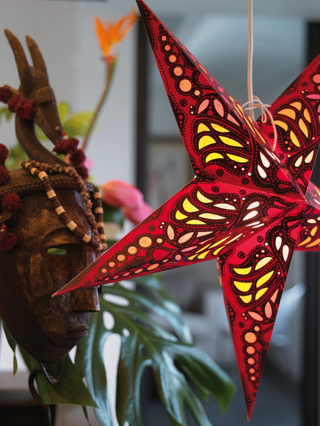 starlightz Mercury Red 60cm - Detailansicht des roten Papiersterns mit geometrischem Muster | shinypresents.de