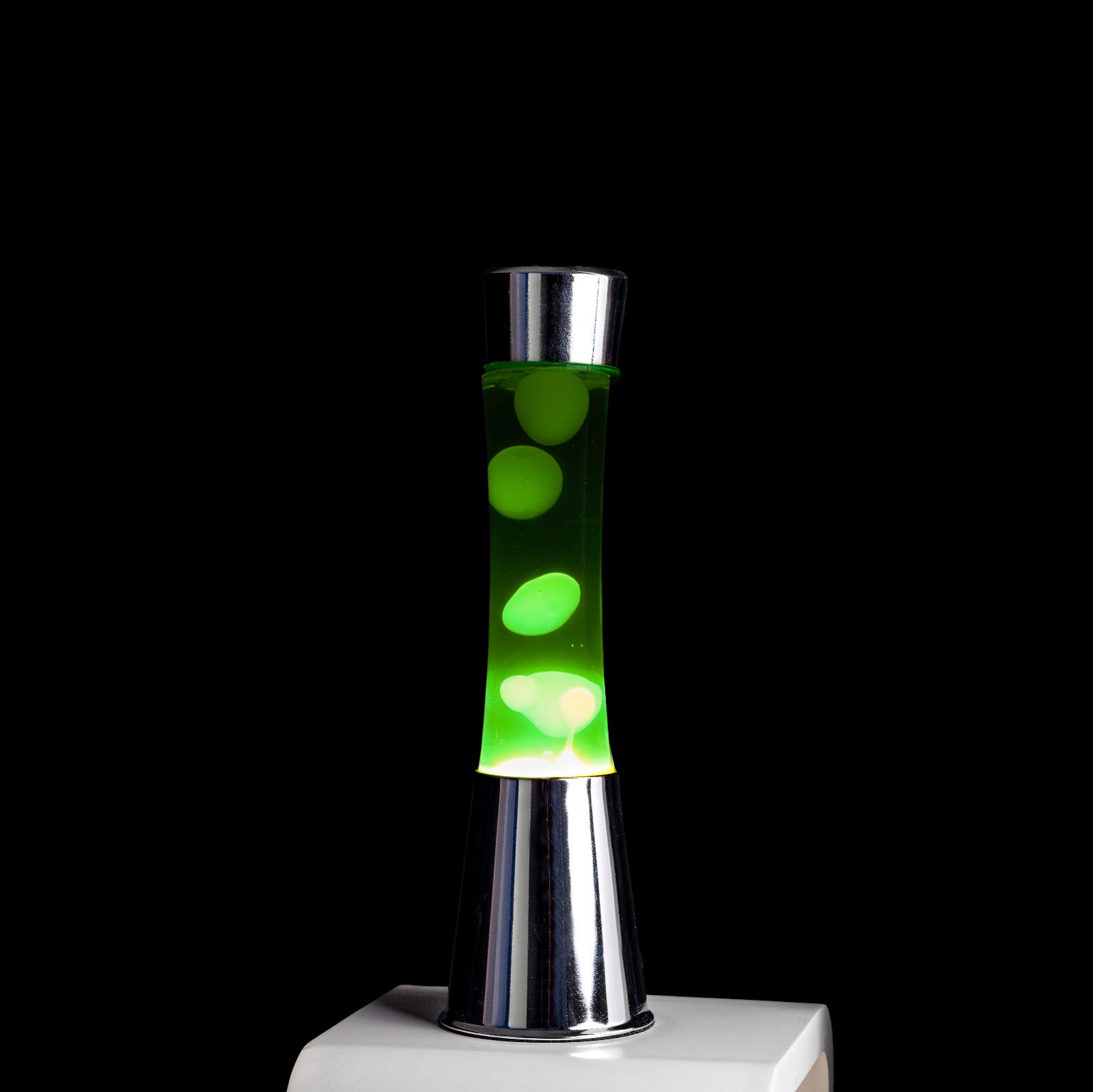 Bild 2: FISURA Lavalampe Tower Chrom 41 cm – Detailansicht, psychedelisches Grün-Gelb Farbspiel | shinypresents.de
