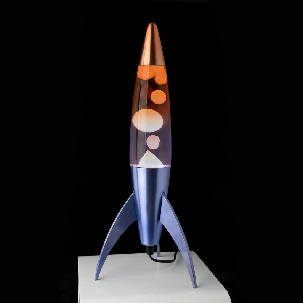 Bild 2: FISURA Lavalampe Rocket Lavendel 45 cm – Lifestyle-Ansicht, Retro Space-Age Deko im Wohnraum | shinypresents.de
