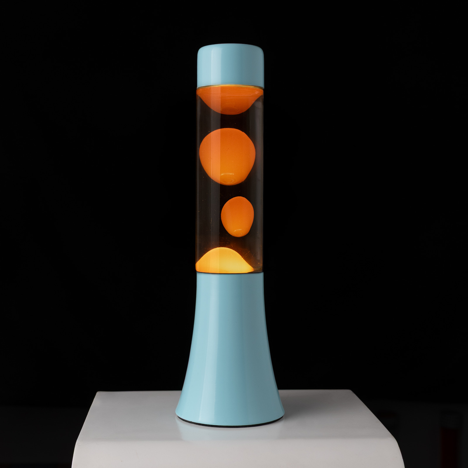 Bild 2: FISURA Lavalampe Mini Türkis Orange 30 cm – Lifestyle-Ansicht, Retro-Akzentbeleuchtung im Wohnraum | shinypresents.de
