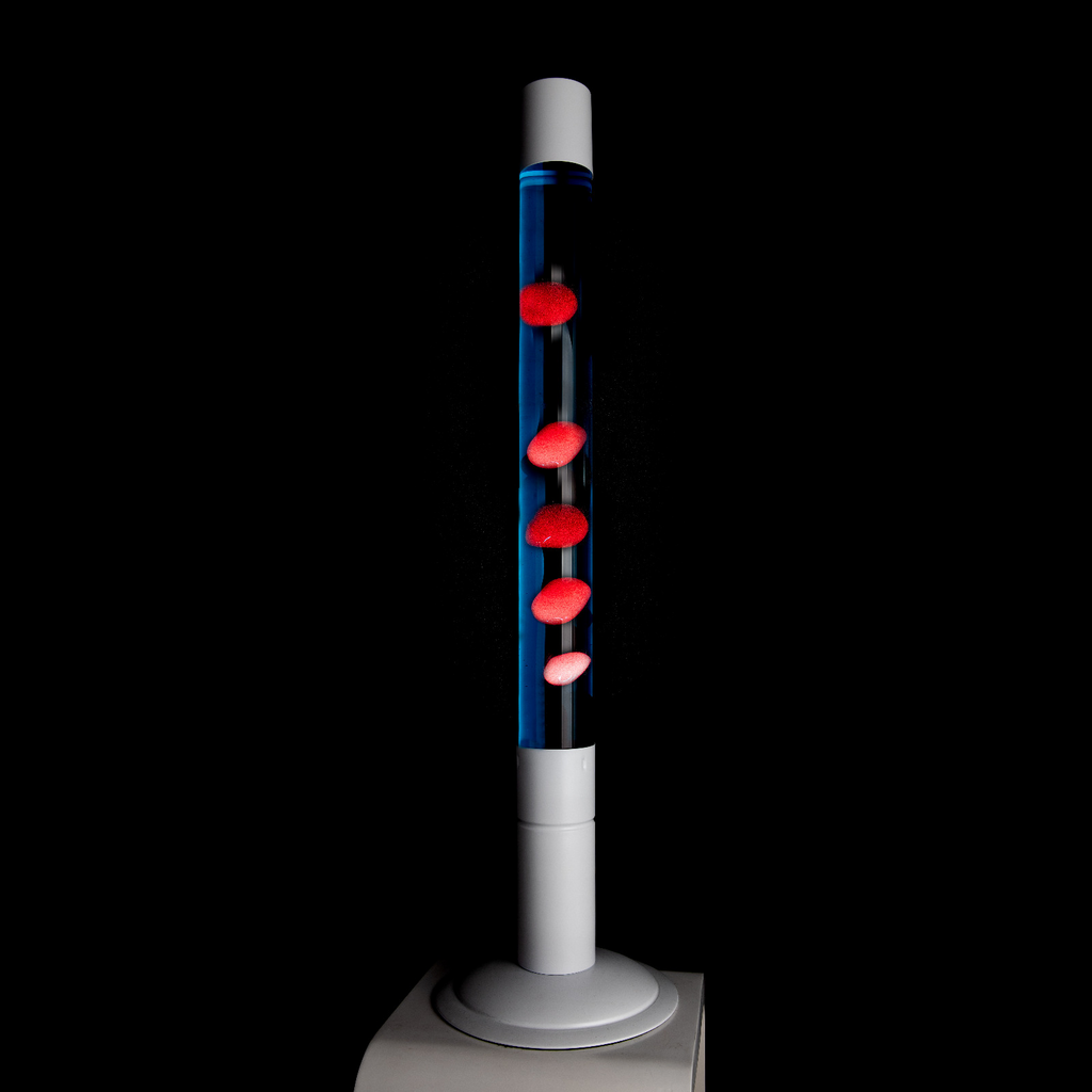 Bild 2: FISURA Lavalampe XXL Rot Blau 75 cm – Lifestyle-Ansicht, monumentale Retro-Stehlampe im Wohnraum | shinypresents.de
