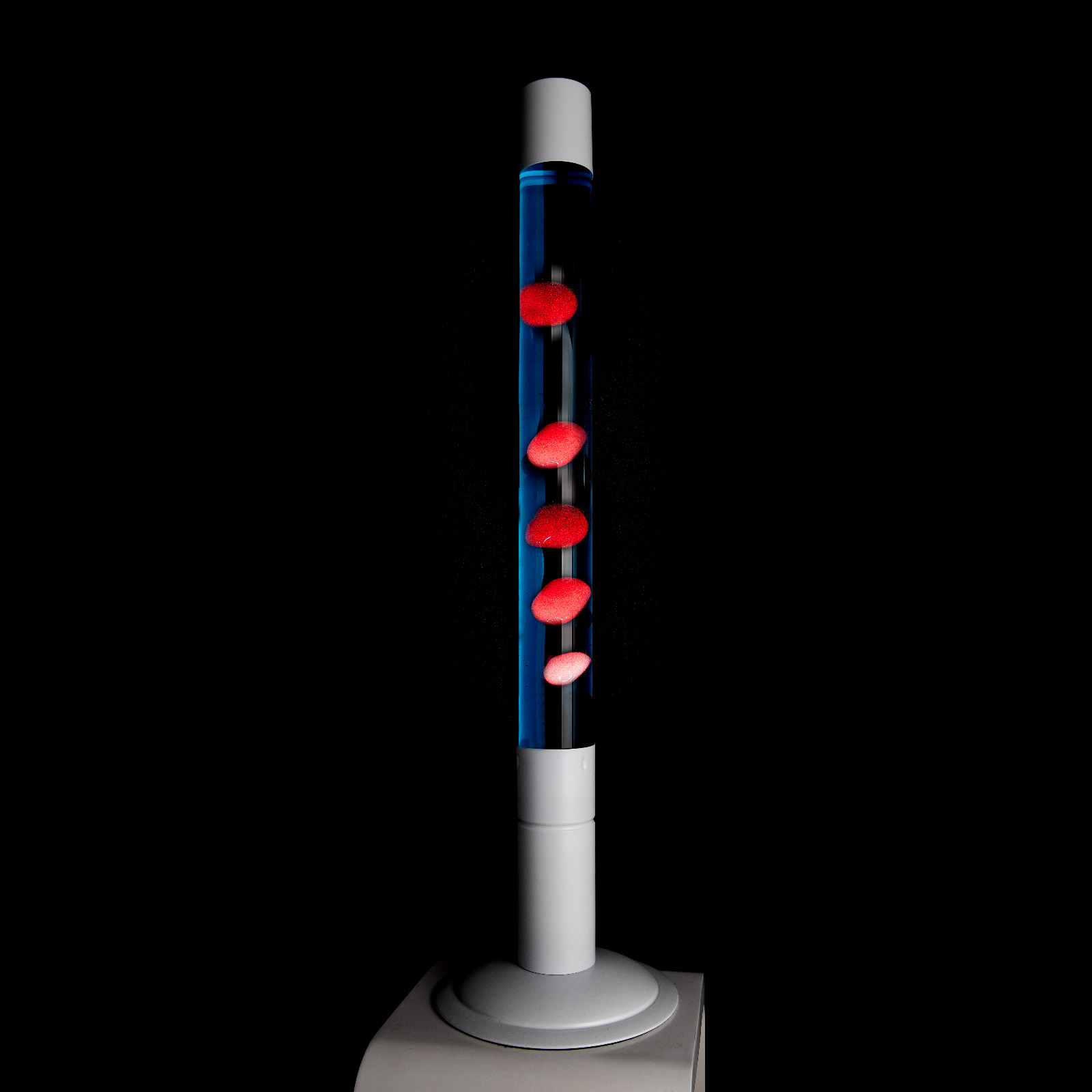 Bild 2: FISURA Lavalampe XXL Rot Blau 75 cm – Lifestyle-Ansicht, monumentale Retro-Stehlampe im Wohnraum | shinypresents.de
