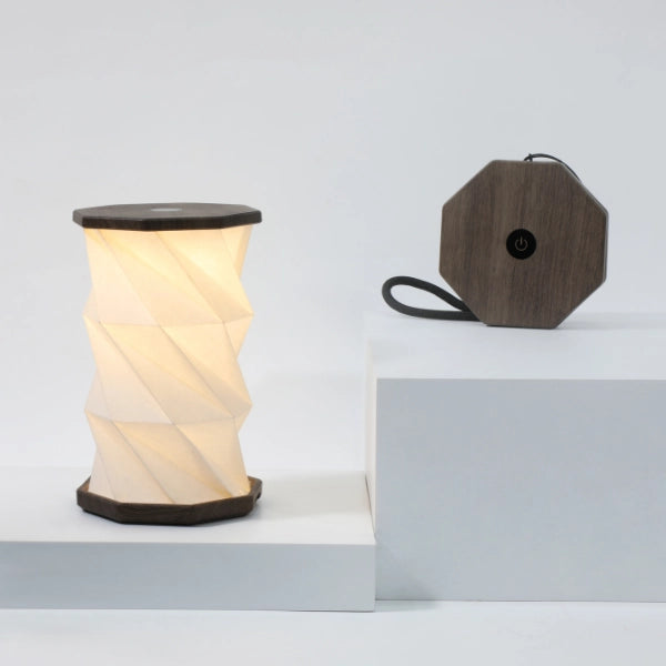 Mini Hexagon Twist Lampe Walnuss, Frontansicht, nachhaltige Leuchte von Gingko Design, shinypresents.de
