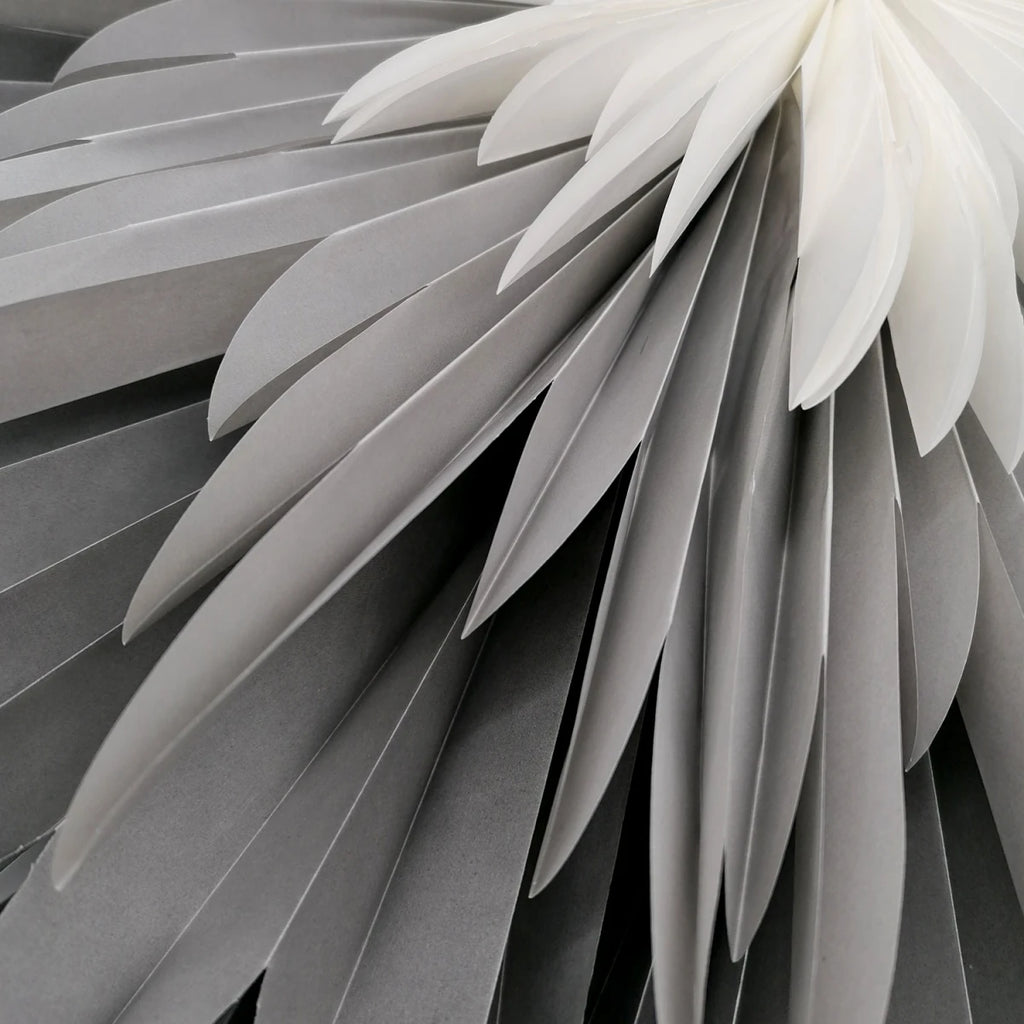 Stella-Dalia Pergamentpapier anthrazit-grau-weiß leuchtend - Stimmungsvolle Beleuchtung mit sanftem, warmem Licht | shinypresents.de