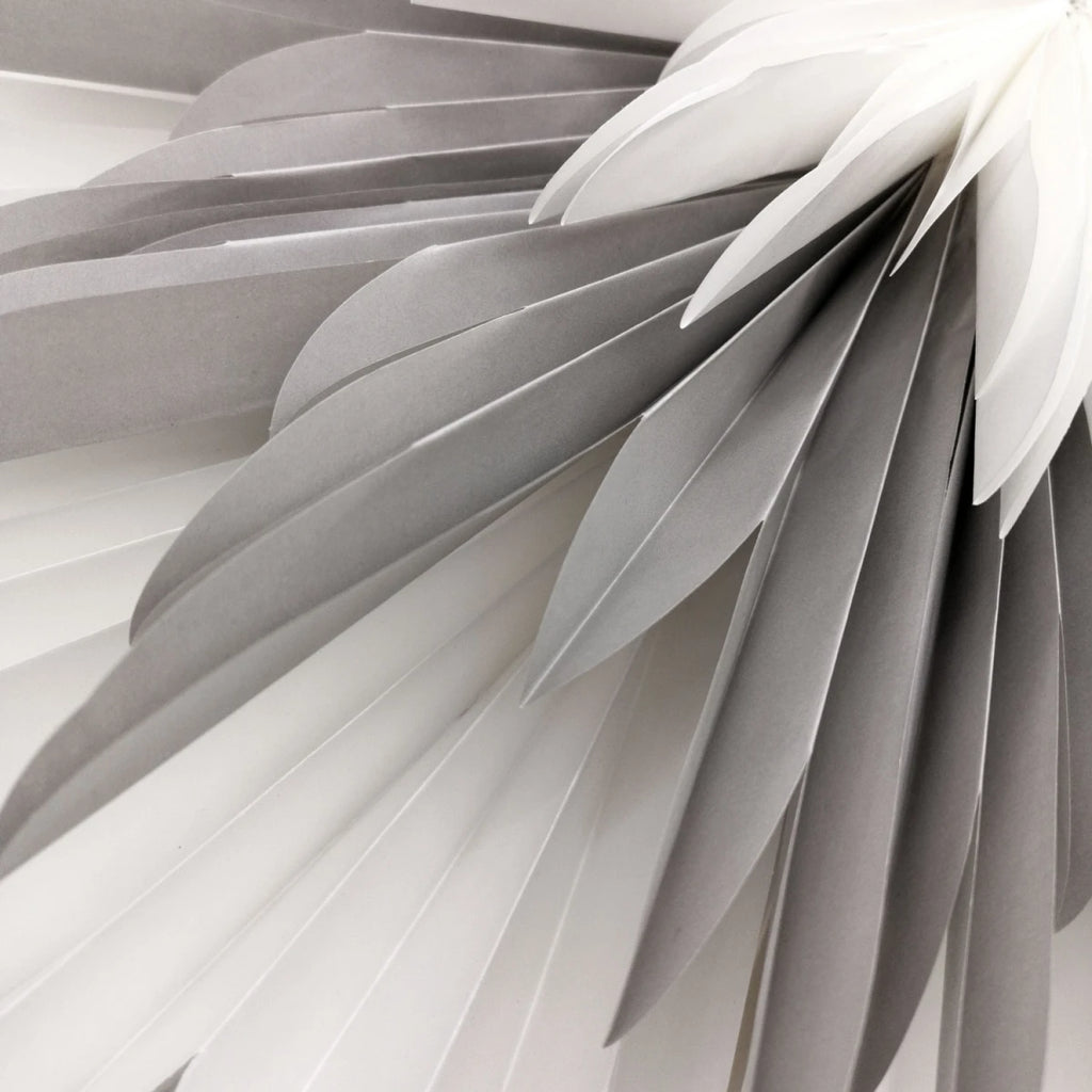 Stella-Dalia Pergamentpapier weiß grau weiß leuchtend - Detailansicht mit stimmungsvoller Beleuchtung | shinypresents.de