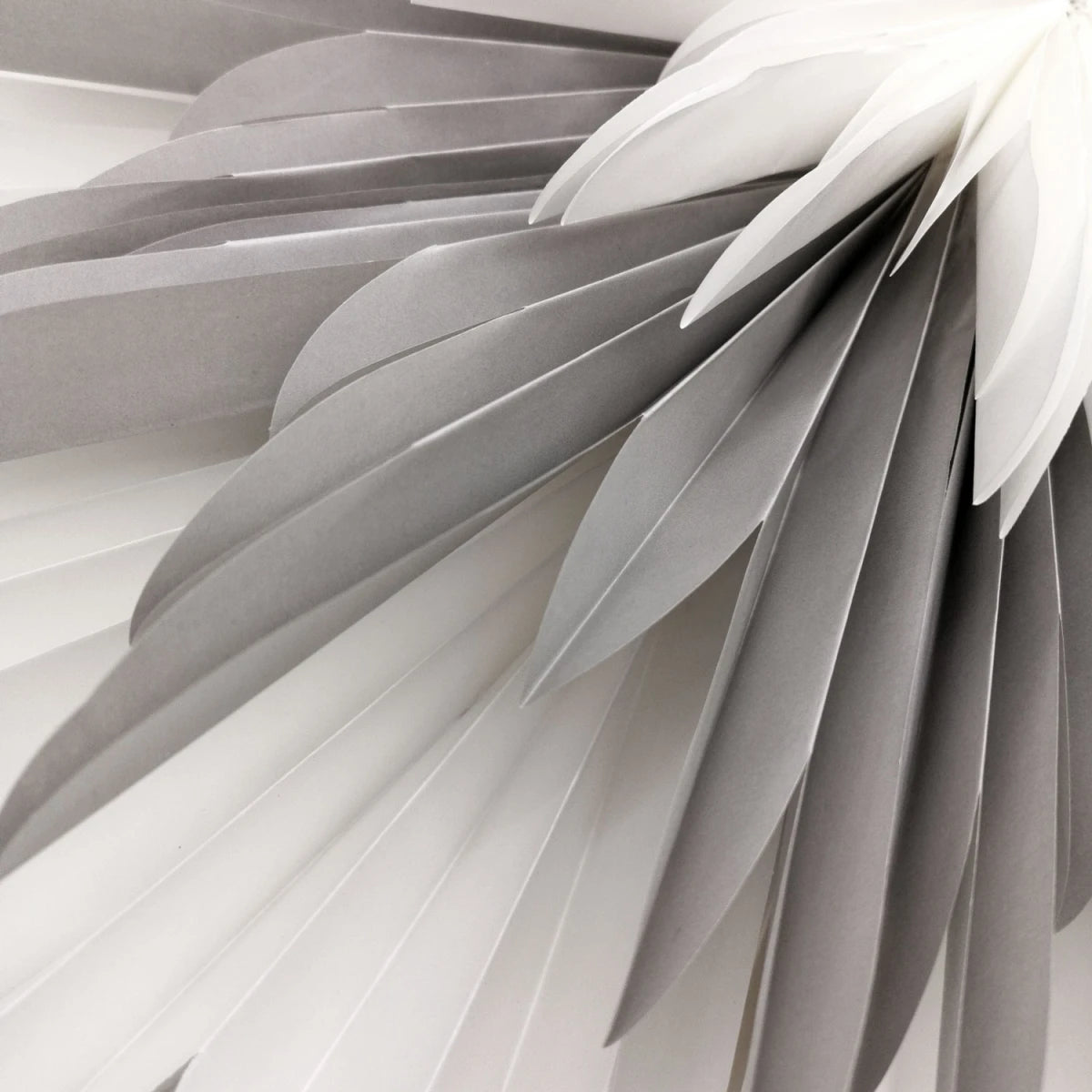 Stella-Dalia Pergamentpapier weiß grau weiß leuchtend - Detailansicht mit stimmungsvoller Beleuchtung | shinypresents.de